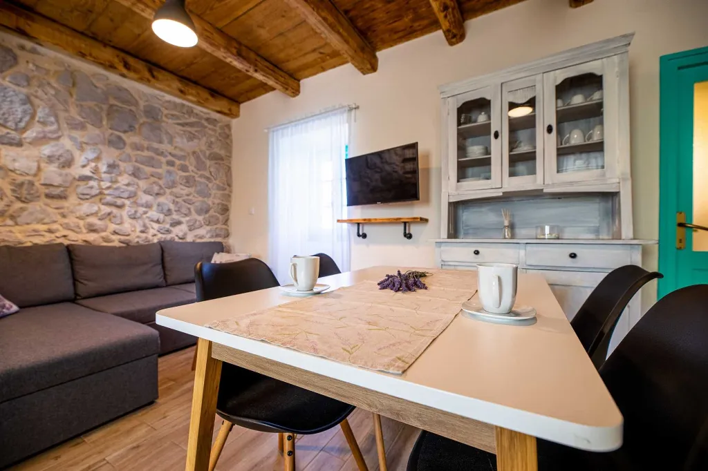 Two-Bedroom Villa with Pool in Rasopasno, Krk