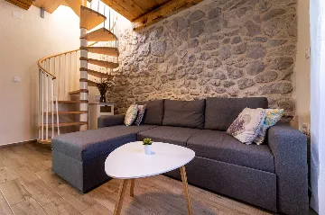 Two-Bedroom Villa with Pool in Rasopasno, Krk