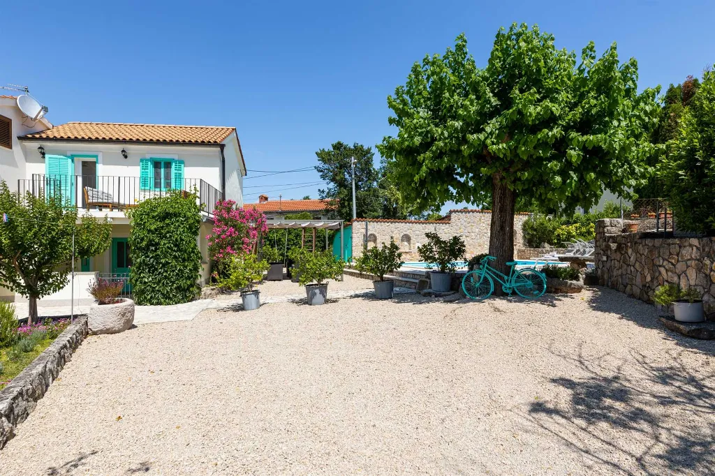 Two-Bedroom Villa with Pool in Rasopasno, Krk