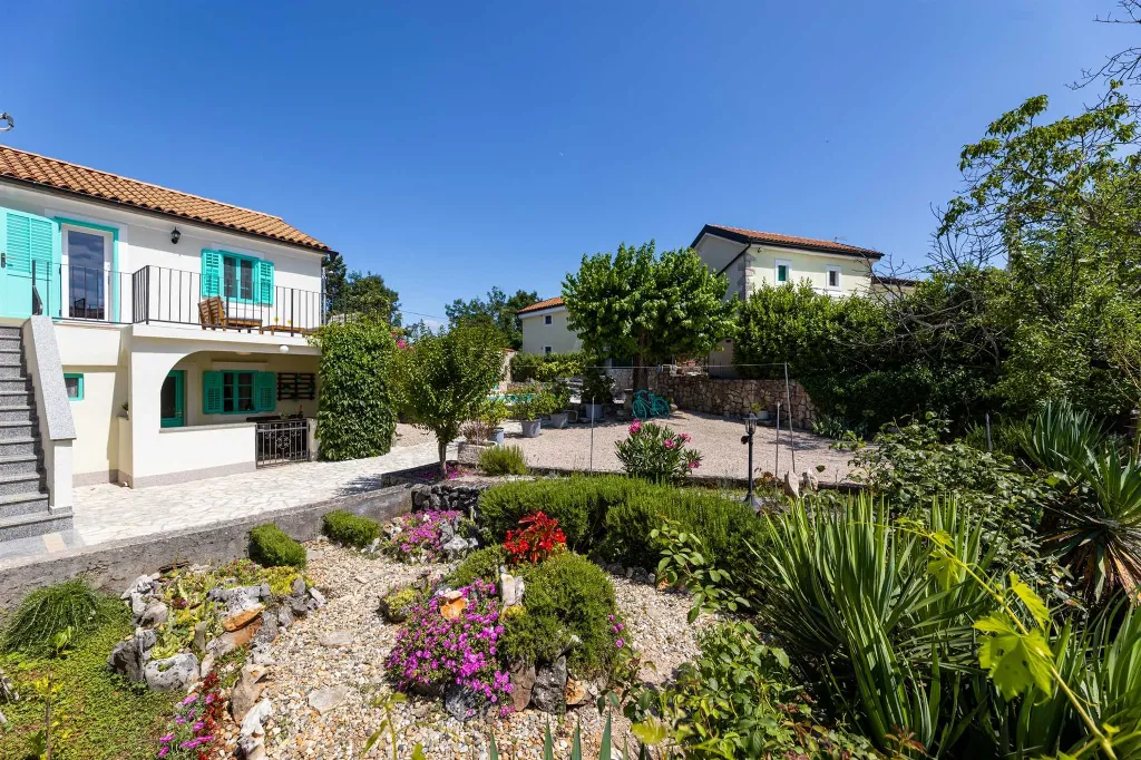 Two-Bedroom Villa with Pool in Rasopasno, Krk
