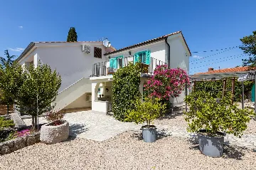 Two-Bedroom Villa with Pool in Rasopasno, Krk