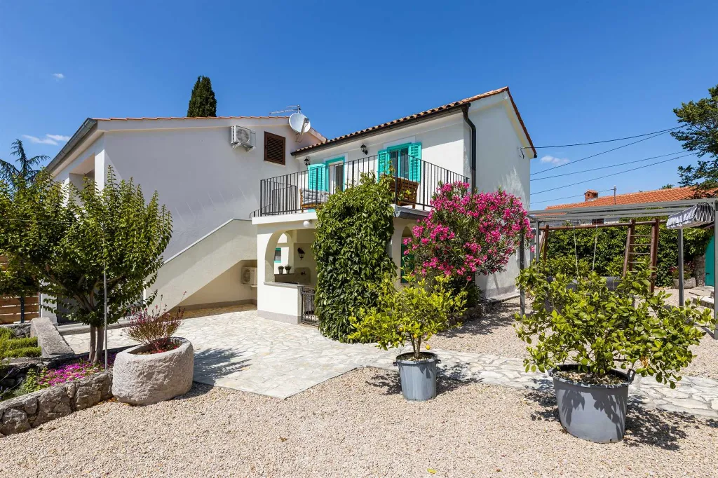 Two-Bedroom Villa with Pool in Rasopasno, Krk