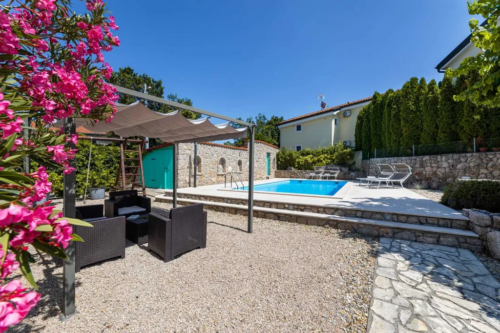 Two-Bedroom Villa with Pool in Rasopasno, Krk