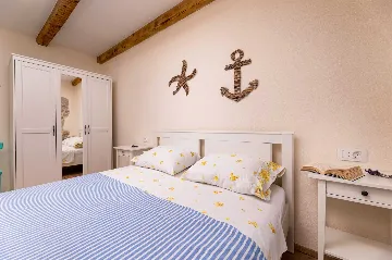 Two-Bedroom Villa with Pool in Rasopasno, Krk