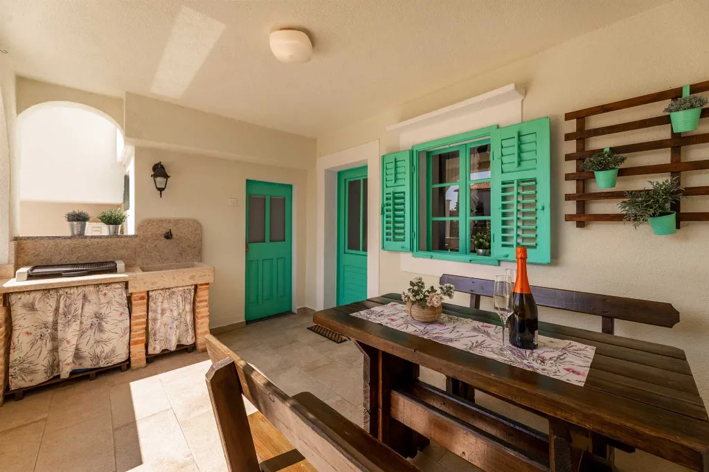 Two-Bedroom Villa with Pool in Rasopasno, Krk