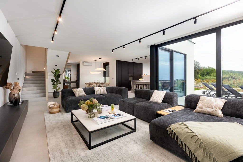 4-Bedroom Villa with Infinity Pool in Punat