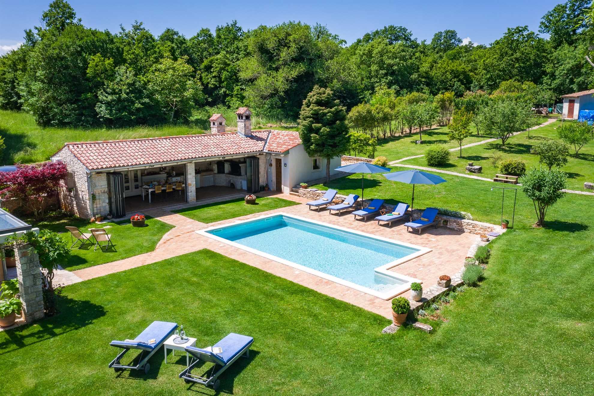 Villa Lipa with Heated Pool, Sauna & Wine Cellar