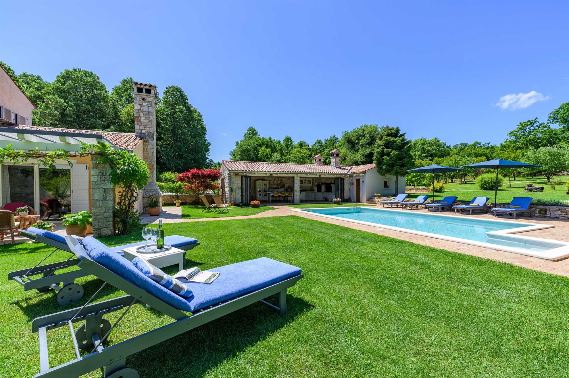 Villa Lipa with Heated Pool, Sauna & Wine Cellar