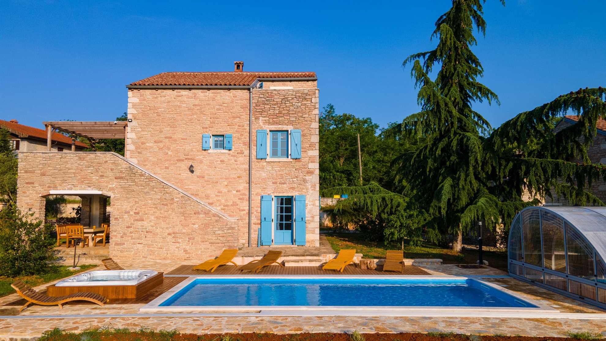 Villa Julijud z Zasebnim Bazenom in Stekleno Kupolo – Istrski Dragulj za Popolno Sprostitev