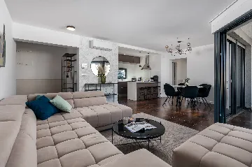 Apartment with Sea View & Balcony in Malinska (Krk)