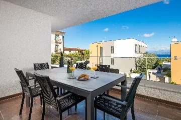 Apartment with Sea View & Balcony in Malinska (Krk)