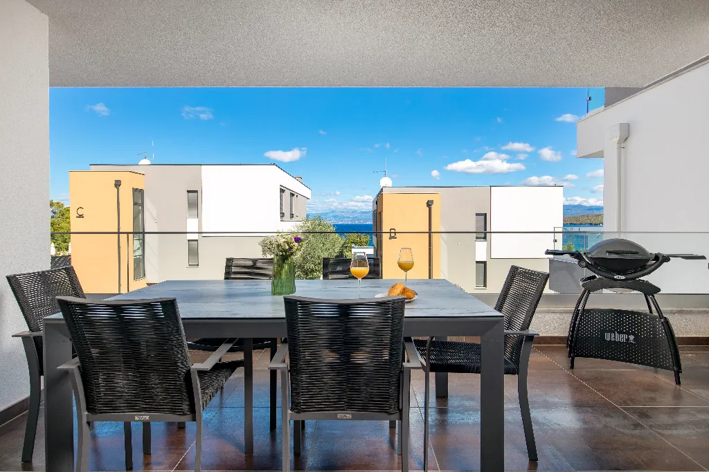 Apartment with Sea View & Balcony in Malinska (Krk)