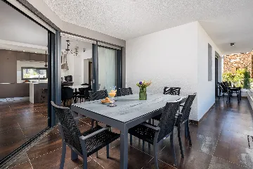 Apartment with Sea View & Balcony in Malinska (Krk)