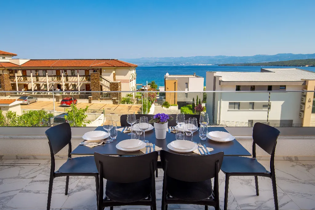 2-Bedroom Apartment with Sea-View Balcony in Malinska