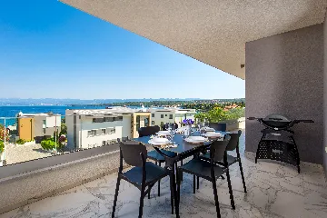 2-Bedroom Apartment with Sea-View Balcony in Malinska