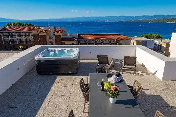 Penthouse Apartment with Sea-View Whirlpool in Malinska