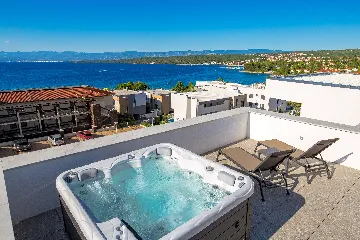 Penthouse Apartment with Sea-View Whirlpool in Malinska