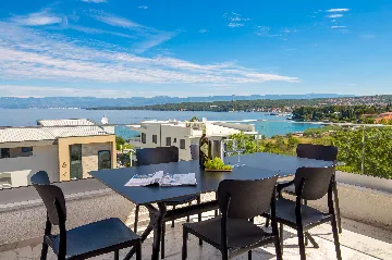 Penthouse Apartment with Sea-View Whirlpool in Malinska