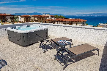 Penthouse Apartment with Sea-View Whirlpool in Malinska