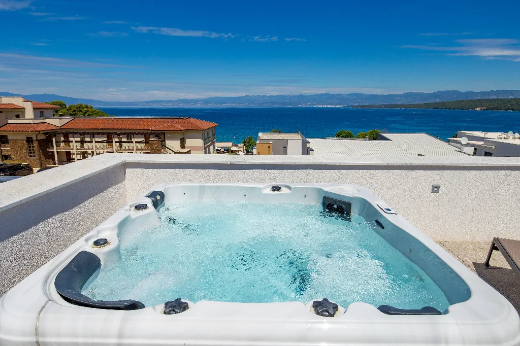 Penthouse Apartment with Sea-View Whirlpool in Malinska