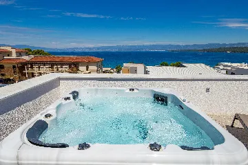 Penthouse Apartment with Sea-View Whirlpool in Malinska