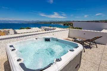 Penthouse Apartment with Sea-View Whirlpool in Malinska