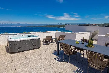 Penthouse Apartment with Sea-View Whirlpool in Malinska