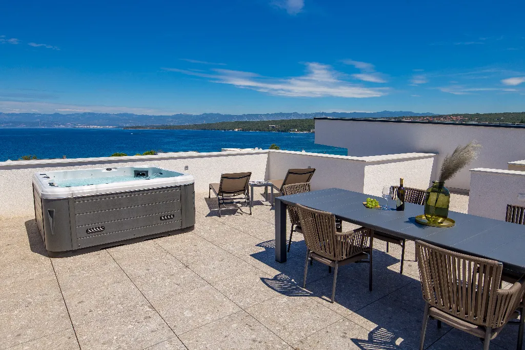 Penthouse Apartment with Sea-View Whirlpool in Malinska