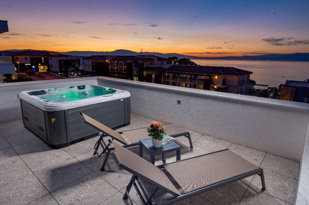 Penthouse Apartment with Sea-View Whirlpool in Malinska