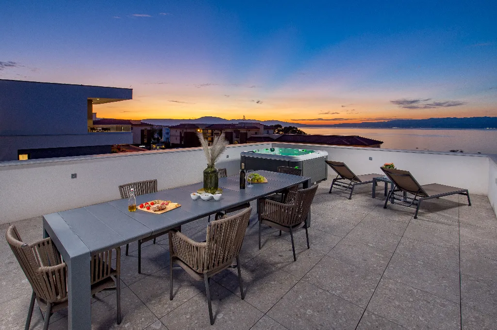 Penthouse Apartment with Sea-View Whirlpool in Malinska