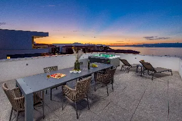 Penthouse Apartment with Sea-View Whirlpool in Malinska