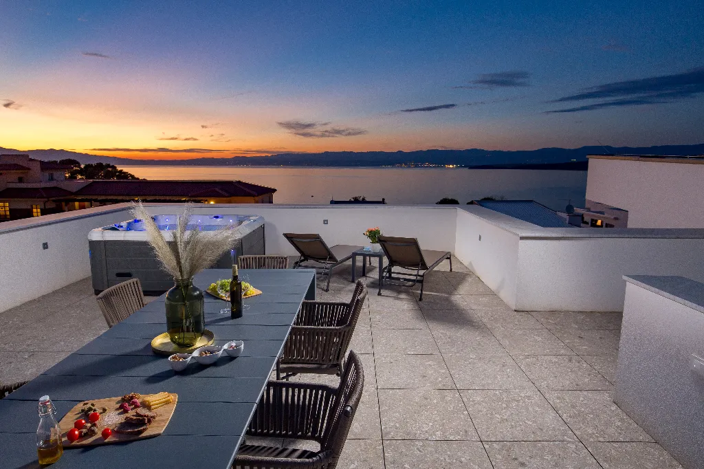 Penthouse Apartment with Sea-View Whirlpool in Malinska