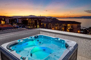 Penthouse Apartment with Sea-View Whirlpool in Malinska