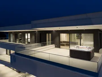 4-Bedroom Apartment with Jacuzzi Terrace, Malinska