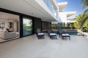 3-Bedroom Apartment with Private Pool in Malinska