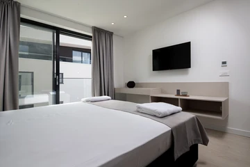 Malinska (Krk) Apartment for 7 with Private Jacuzzi