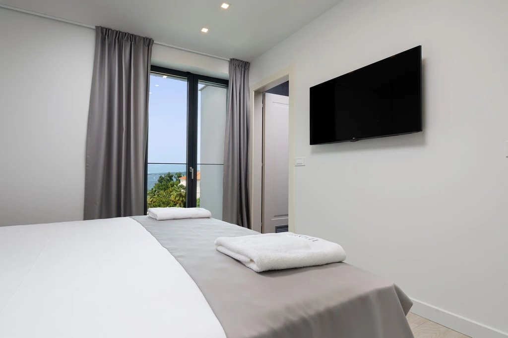 Malinska (Krk) Apartment for 7 with Private Jacuzzi