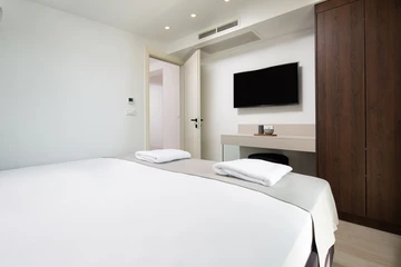 Malinska (Krk) Apartment for 7 with Private Jacuzzi