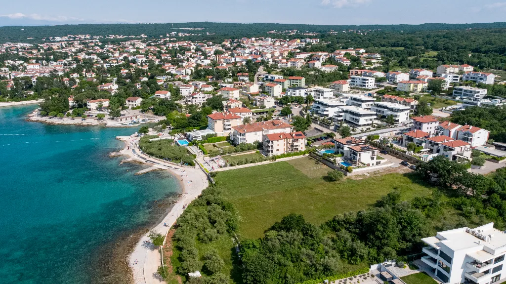 Malinska (Krk) Apartment for 7 with Private Jacuzzi