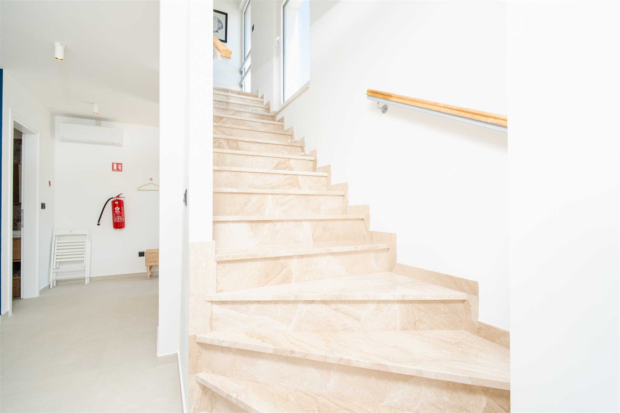 Villa Galeb - Spacious Family Apartment with Rooftop Terrace and Panoramic Sea View