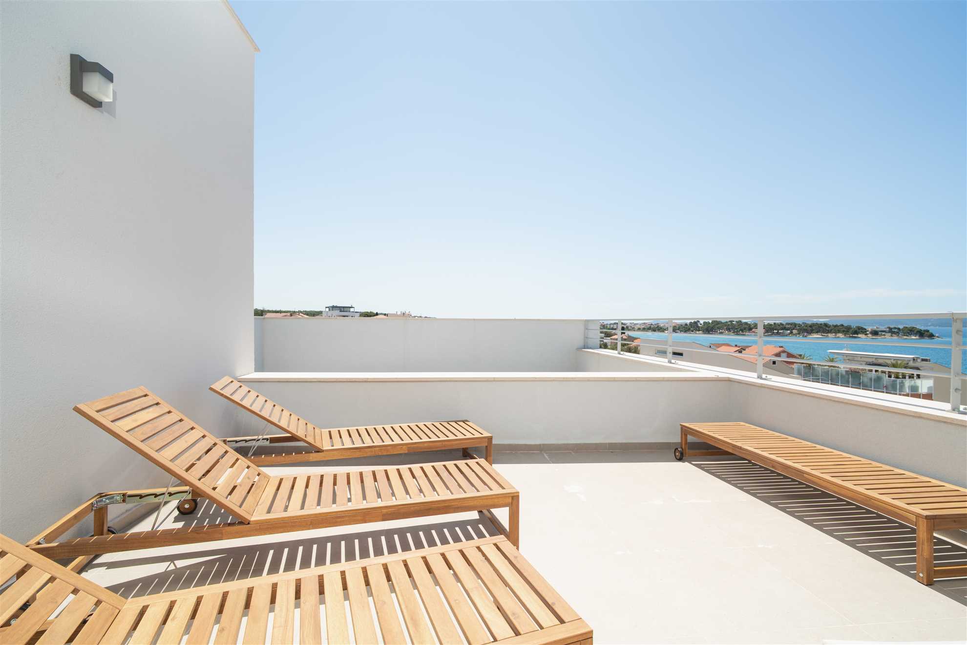 Villa Galeb - Spacious Family Apartment with Rooftop Terrace and Panoramic Sea View
