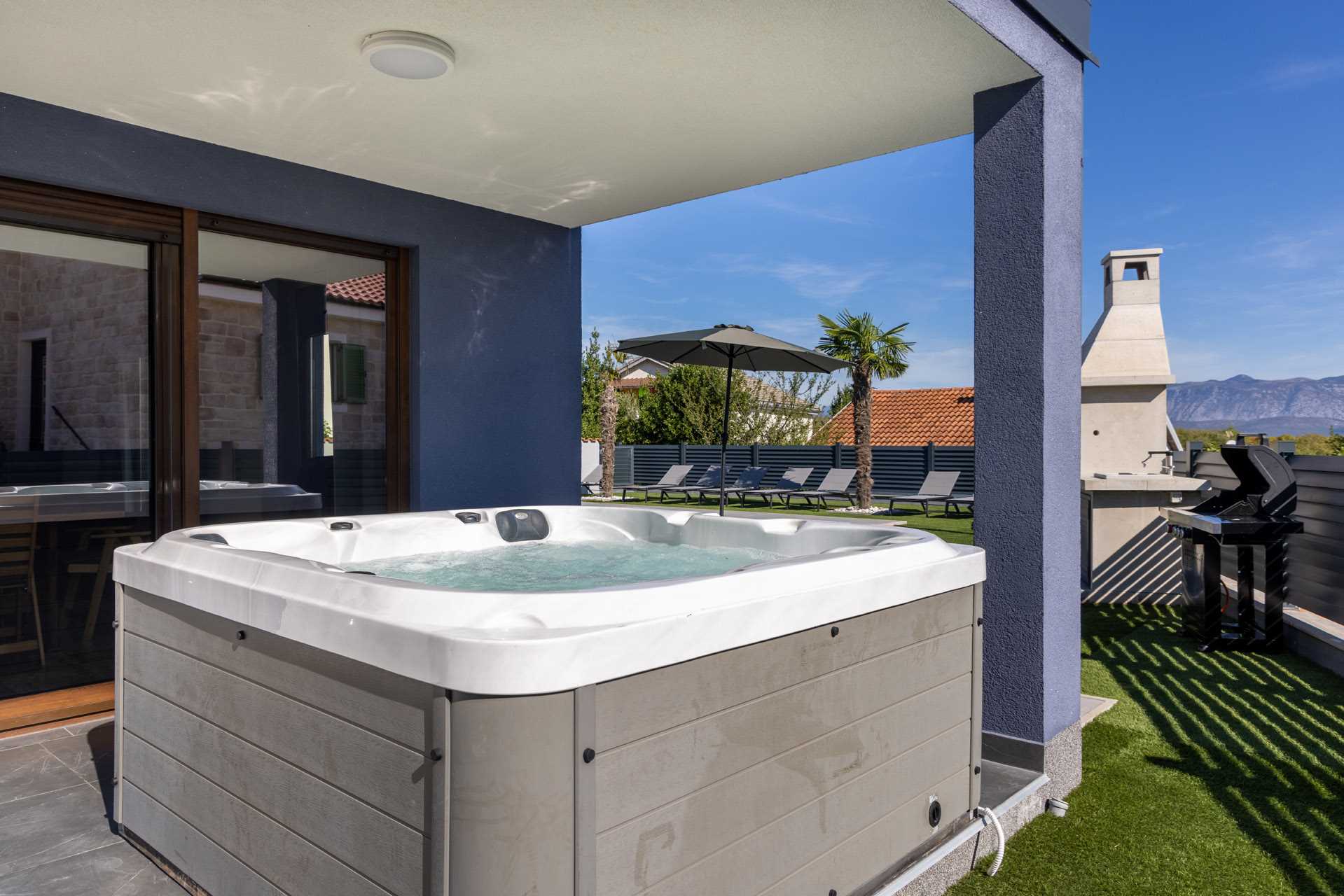Villa Azur – Modern Villa with a Swimming Pool and Jacuzzi on the Island of Krk