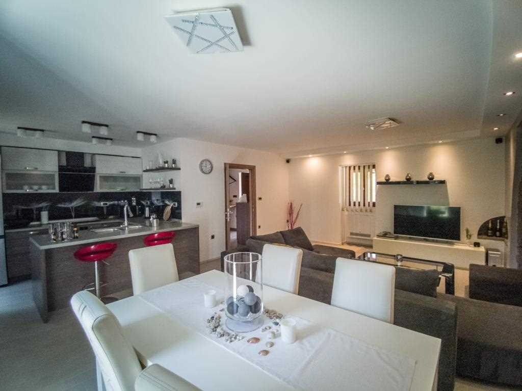 Villa with Heated Pool and Jacuzzi – Island Krk