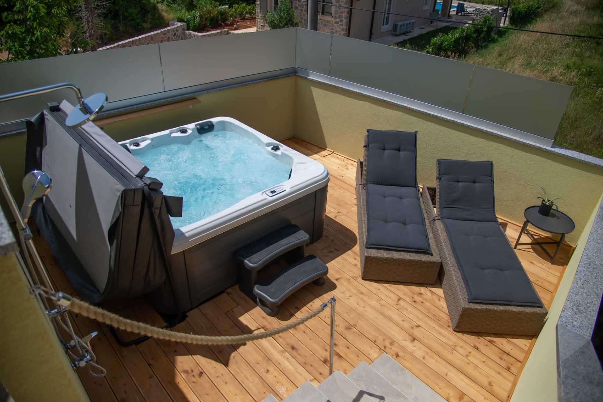 Villa with Heated Pool and Jacuzzi – Island Krk
