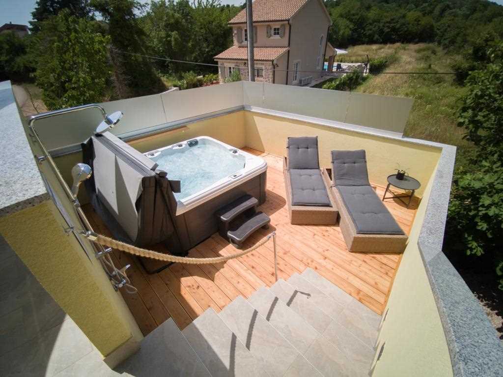 Villa with Heated Pool and Jacuzzi – Island Krk