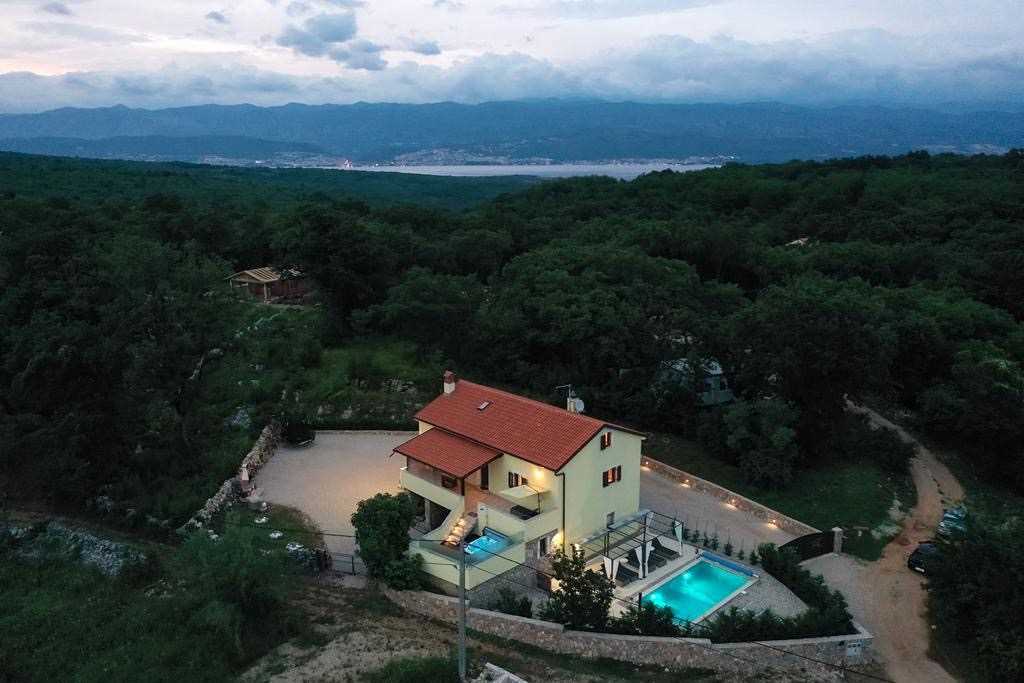 Villa with Heated Pool and Jacuzzi – Island Krk