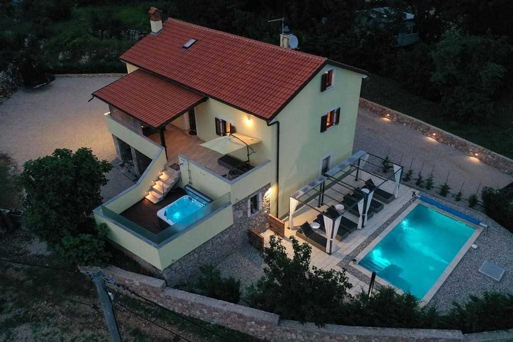 Villa with Heated Pool and Jacuzzi – Island Krk
