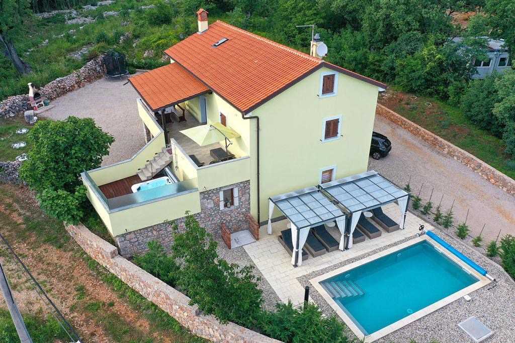 Villa with Heated Pool and Jacuzzi – Island Krk