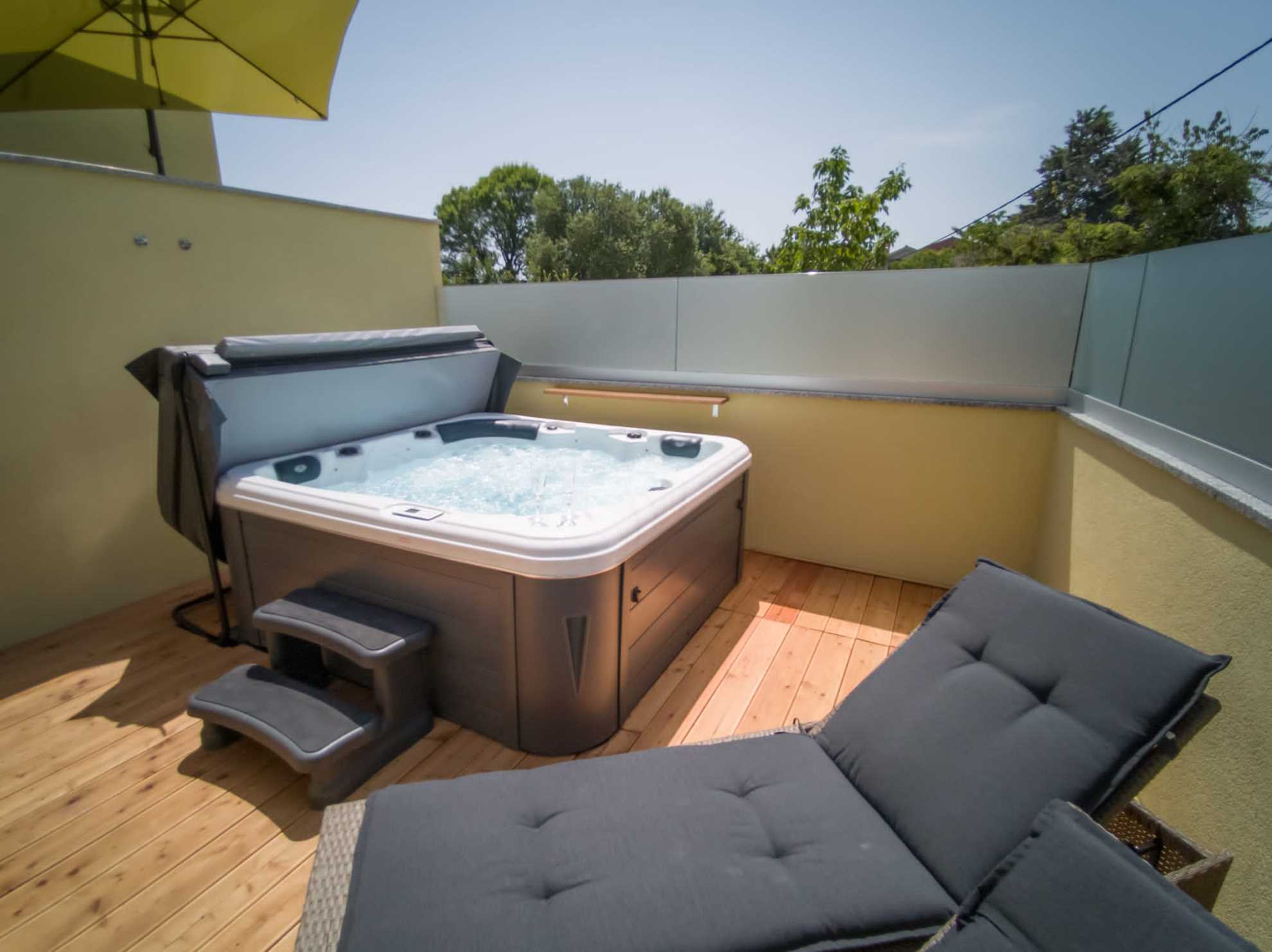 Villa with Heated Pool and Jacuzzi – Island Krk