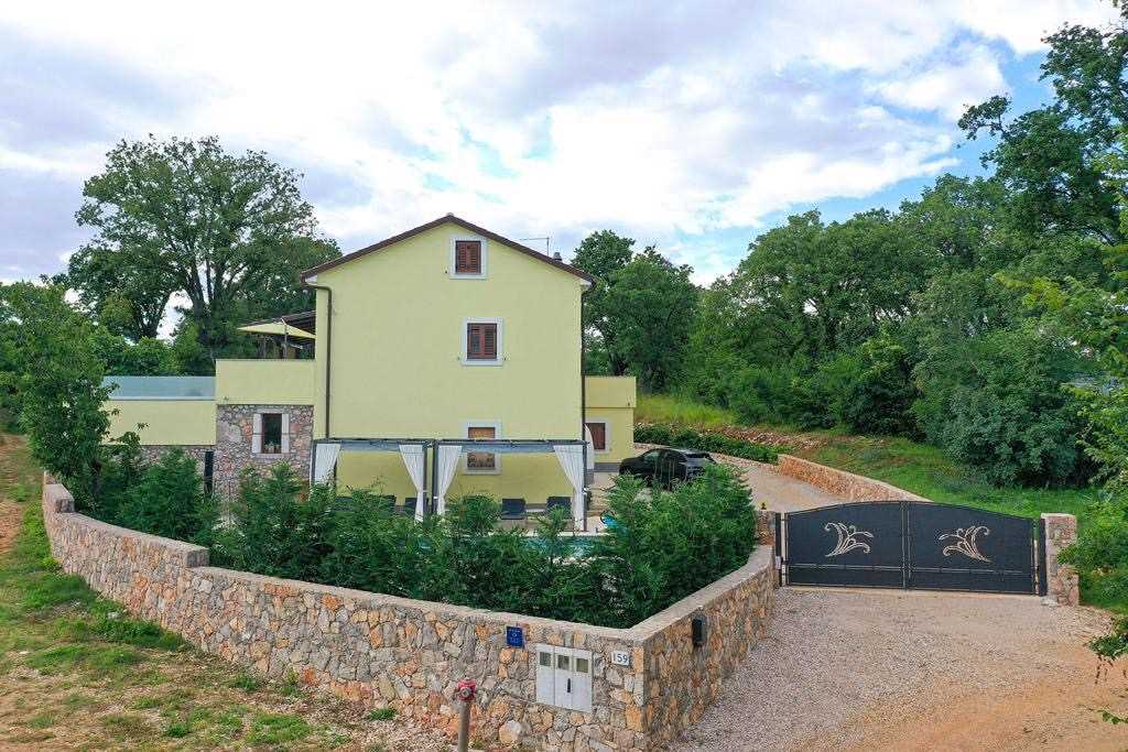 Villa with Heated Pool and Jacuzzi – Island Krk